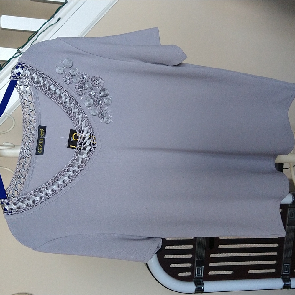 GIZEL SHORT SLEEVE Silver Grey Blouse, Crochet Vee Neckline & Rosettes Sz L/XL